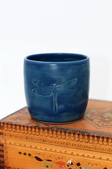 Kalíšek s vážkou matně modrý
