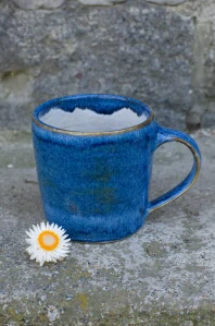 Hrnek zvenku modrý, 500 ml