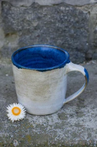 Hrnek zevnitř modrý, 500 ml