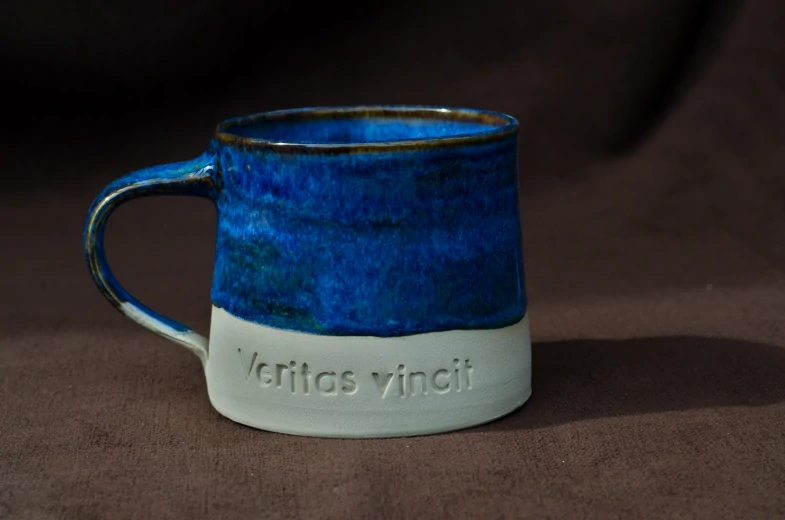 Hrnek modrý VERITAS VINCIT (pravda vítězí)