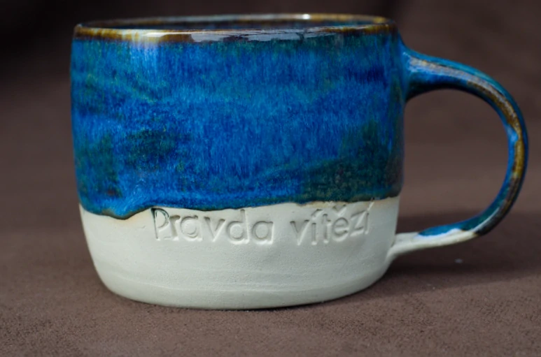 Hrnek modrý VERITAS VINCIT (pravda vítězí)