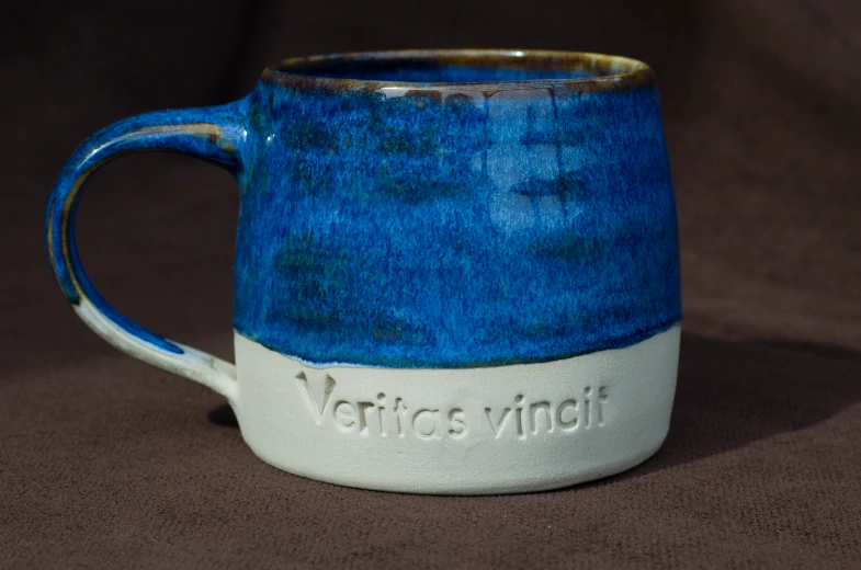 Hrnek modrý VERITAS VINCIT (pravda vítězí)
